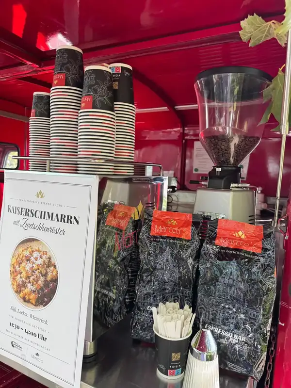 Marcco’s-Becher, Kaffeebeutel und Mühle im Kaffeewagen