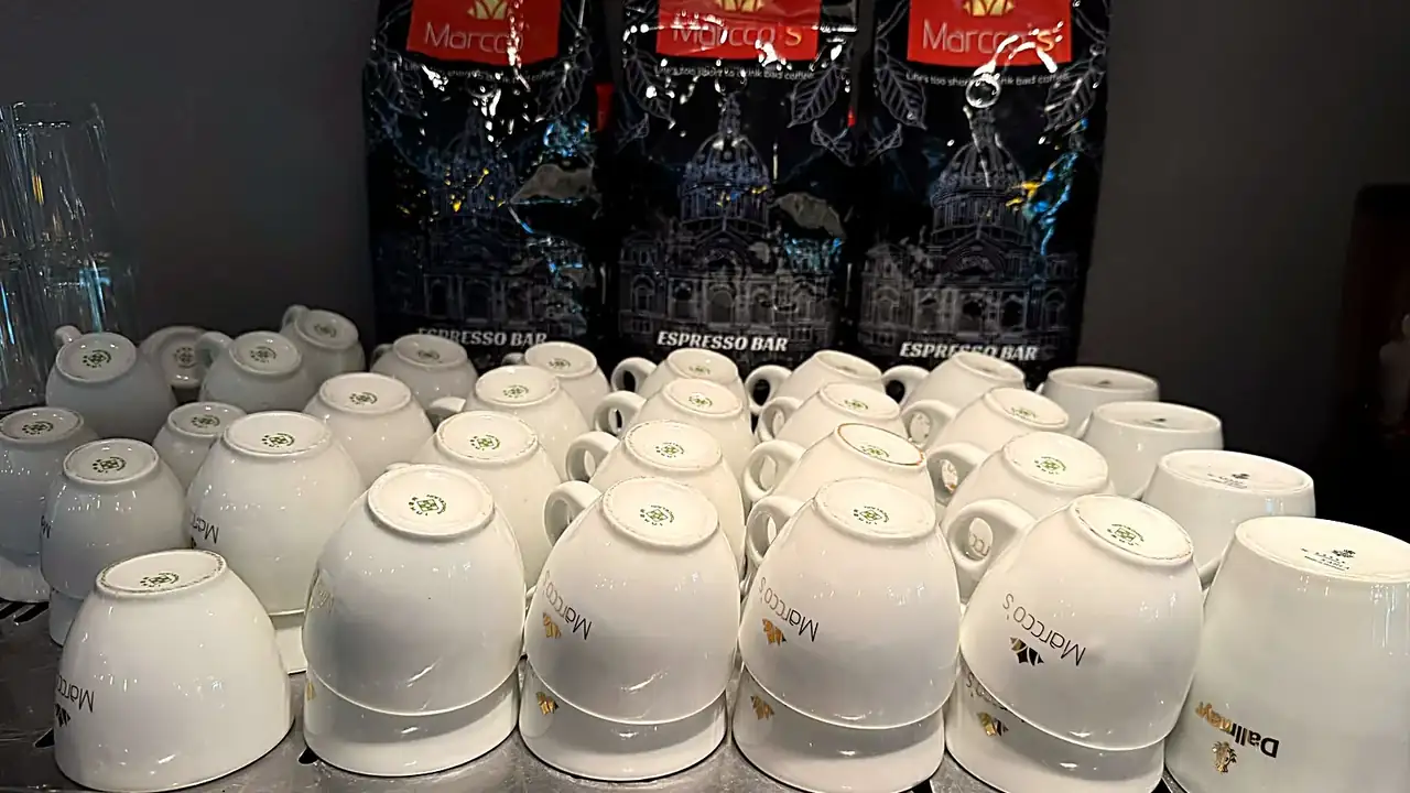 Marcco’s Kaffeebohnen und Tassen