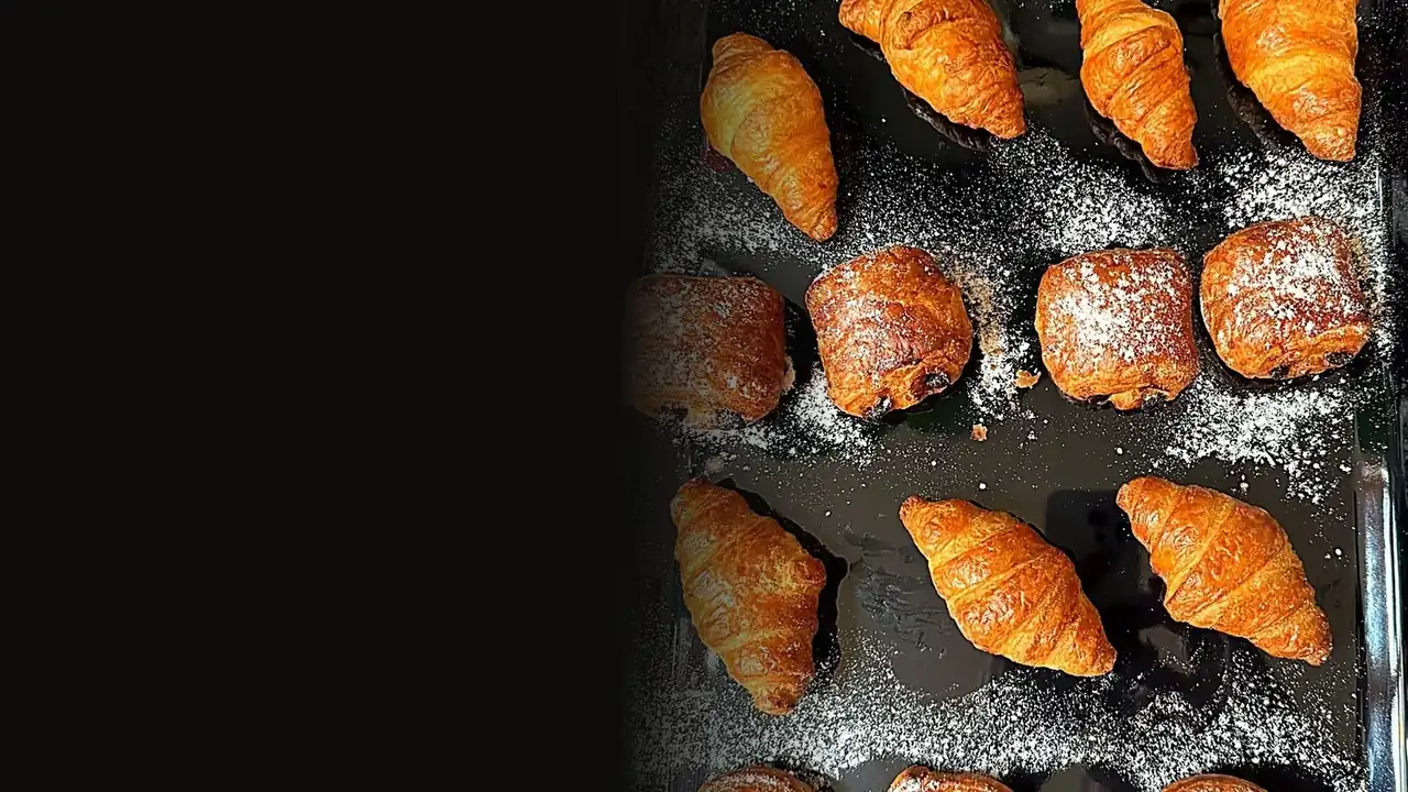 Frisch gebackenes Plundergebäck auf dem Blech