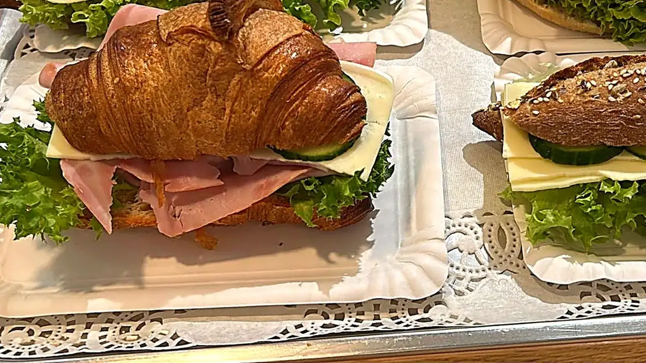 Frisch belegte Croissants und Weckerl auf der Platte