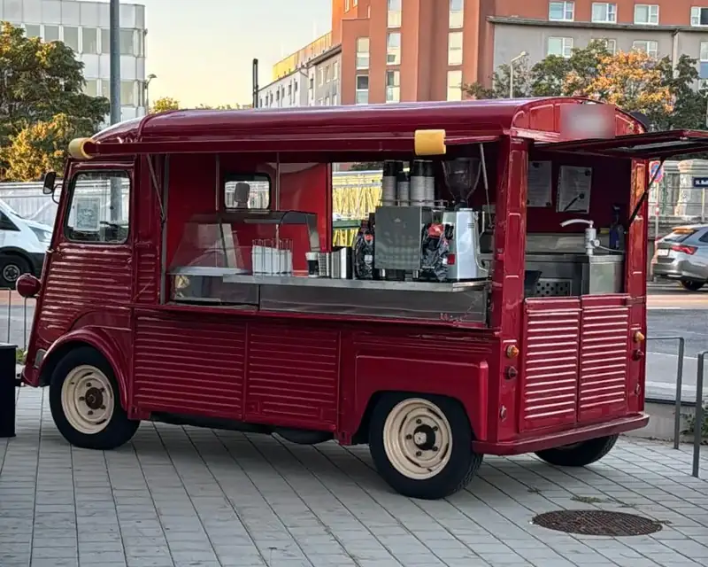 Der rote Marcco’s-Kaffeewagen, geöffnet, mit Siebträger und Mühle